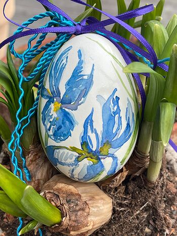 Handbemaltes Osterei mit Blume auf Gänseei