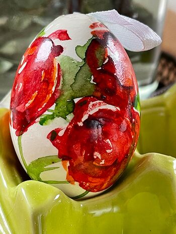 bemaltes Osterei mit Rosen