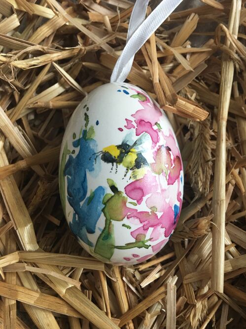 bemaltes Osterei mit Biene und Blumen