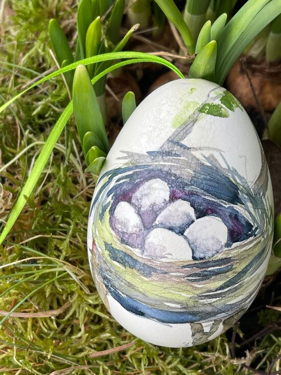Gänseeier mit Vogelnest bemalt